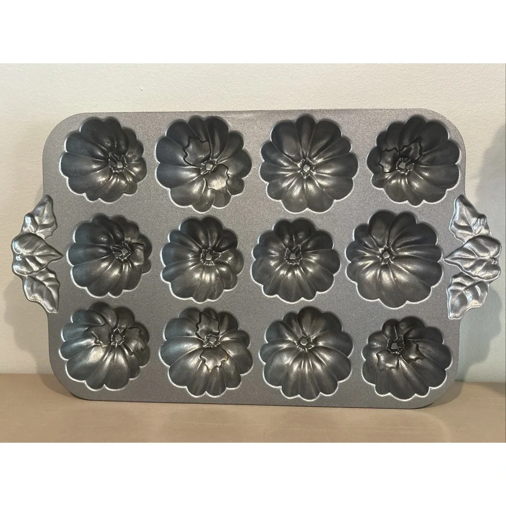 Nordicware Pumpkin Patch Pan Mini Bundt Cake Thanksgiving Harvest Halloween USA